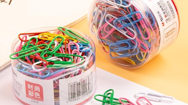 Kim kẹp giữ giấy chắc chắn mà không làm rách tài liệu.