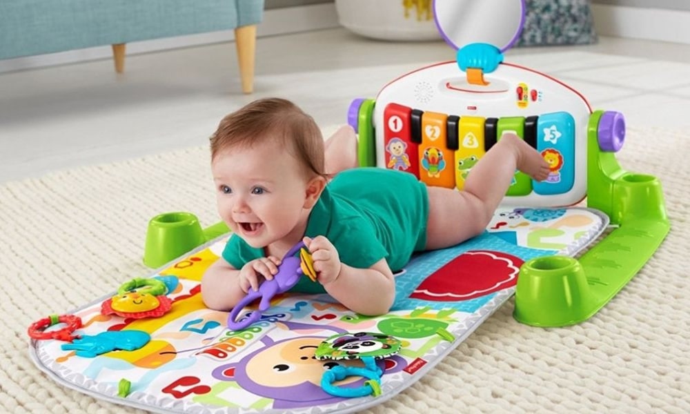 Tăng cường thể chất khi bé phải với tới đồ chơi