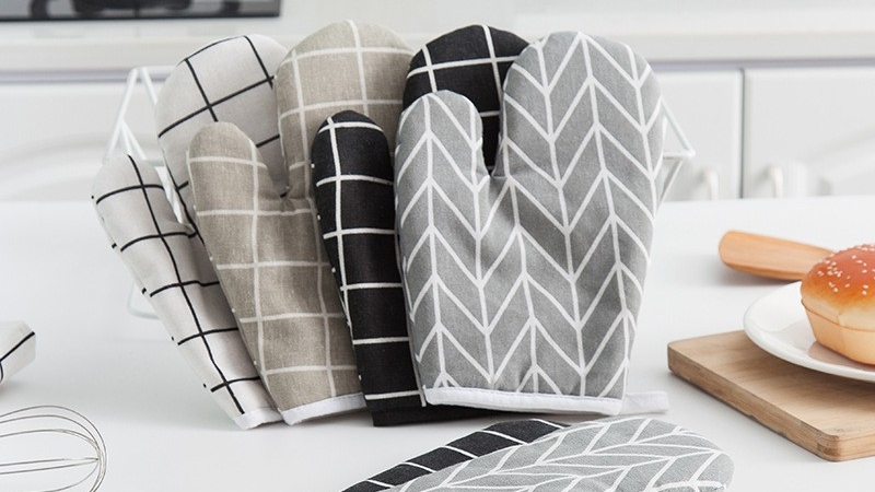 Găng tay nấu nướng ph&ugrave; hợp khi sử dụng l&ograve; nướng, bếp v&agrave; c&aacute;c dụng cụ n&oacute;ng