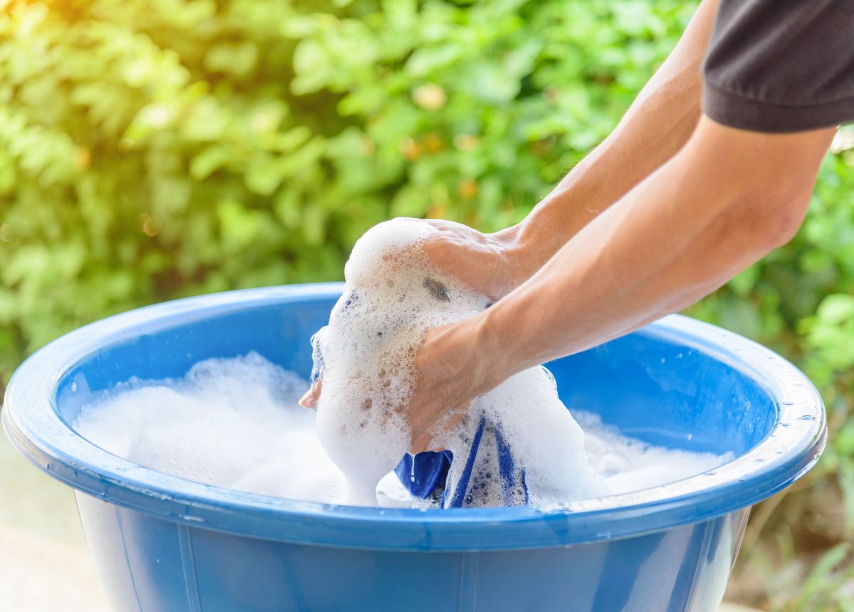 cách dùng nước giặt khi giặt tay