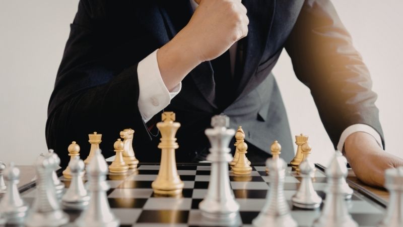 Kh&aacute;m ph&aacute; thế giới chiến lược v&agrave; những đ&ograve;n phối hợp sắc b&eacute;n qua trang s&aacute;ch