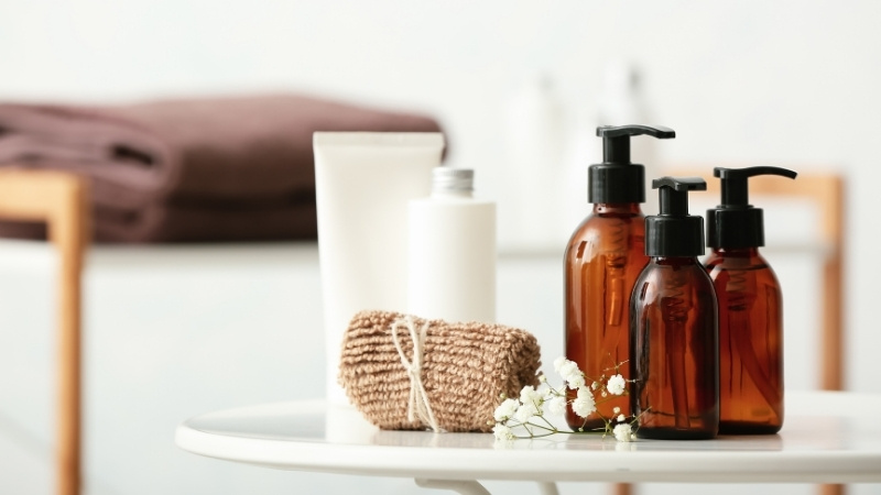 Gợi ý chọn nước tắm thảo dược cho mẹ sau sinh, giữ ấm mẹ bé, trị rôm sảy an toàn hiệu quả