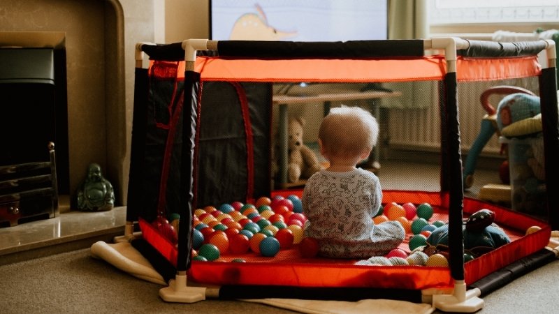 Chọn qu&acirc;y cũi cao 60 - 65cm, khe an to&agrave;n, b&aacute;m s&agrave;n chắc, chất liệu đạt chuẩn cho b&eacute;