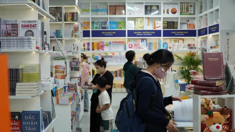 X&aacute;c định mục đ&iacute;ch đọc, chọn t&aacute;c giả - NXB uy t&iacute;n, xem review v&agrave; h&igrave;nh thức để chọn s&aacute;ch ca dao ph&ugrave; hợp