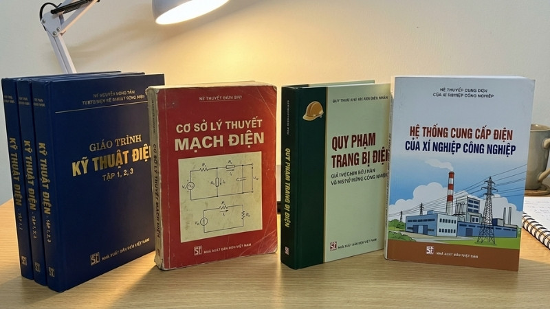 Nhiều t&aacute;c giả đầu ng&agrave;nh c&ugrave;ng c&aacute;c gi&aacute;o tr&igrave;nh mạch điện, hệ thống điện, quy phạm EVN rất đ&aacute;ng đọc