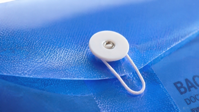 Thiết kế n&uacute;t bấm tiện lợi gi&uacute;p b&igrave;a n&uacute;t giữ t&agrave;i liệu an to&agrave;n, tr&aacute;nh rơi rớt trong qu&aacute; tr&igrave;nh di chuyển