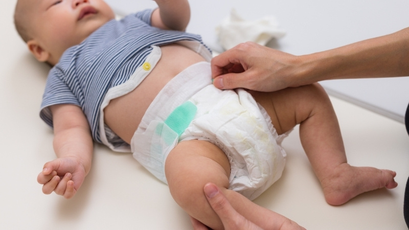 Chọn tã dán thấm hút tốt, mềm mại, lưng thun co giãn để bé ngủ ngon, thoải mái