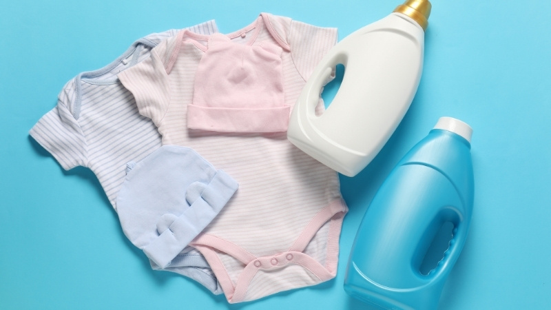 Chọn nước xả cho b&eacute; theo độ tuổi, ưu ti&ecirc;n th&agrave;nh phần tự nhi&ecirc;n, kh&aacute;ng khuẩn v&agrave; m&ugrave;i hương dịu nhẹ