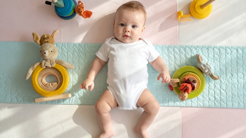 Thảm nằm chơi tạo n&ecirc;n kh&ocirc;ng gian vui chơi, vận động ho&agrave;n hảo cho b&eacute; y&ecirc;u