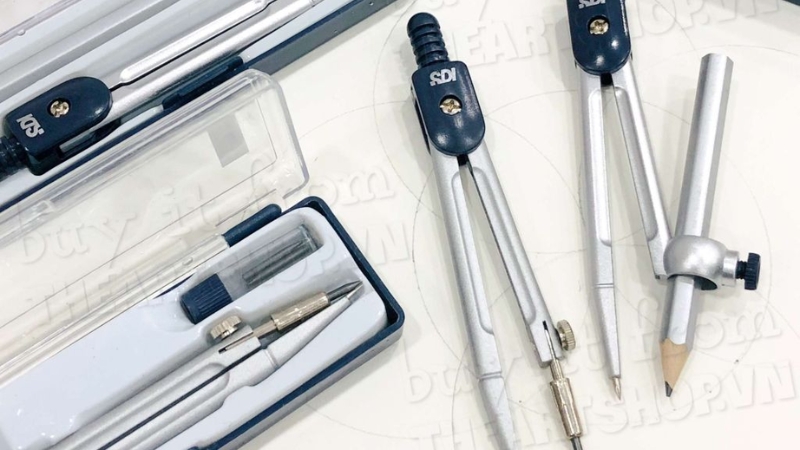 Compa nhỏ gọn tiện lợi mang theo trong cặp s&aacute;ch.