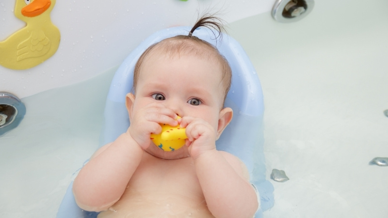 Ưu tiên dụng cụ tắm BPA Free, thiết kế an toàn, tiện ích và từ thương hiệu uy tín cho bé