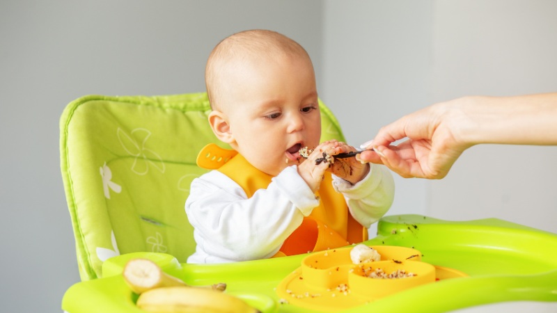 Bộ dụng cụ ăn dặm an toàn giúp bé tập ăn chủ động và gọn gàng