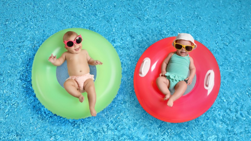 Phao tắm v&agrave; đồ chơi nước gi&uacute;p b&eacute; vui chơi an to&agrave;n v&agrave; vận động s&ocirc;i động m&ugrave;a h&egrave;