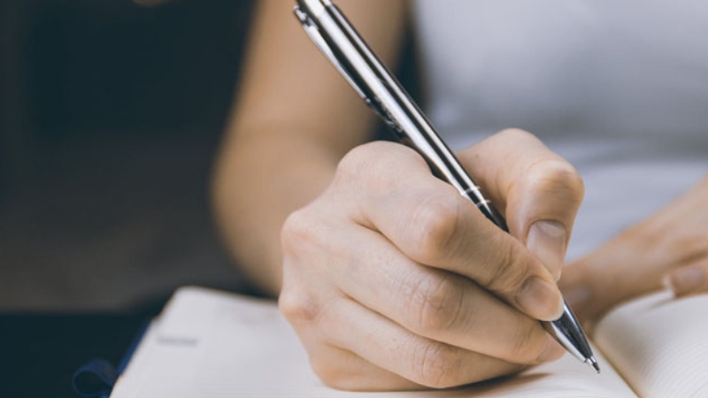 B&uacute;t nước c&oacute; thiết kế đa dạng, ph&ugrave; hợp cho học tập v&agrave; l&agrave;m việc