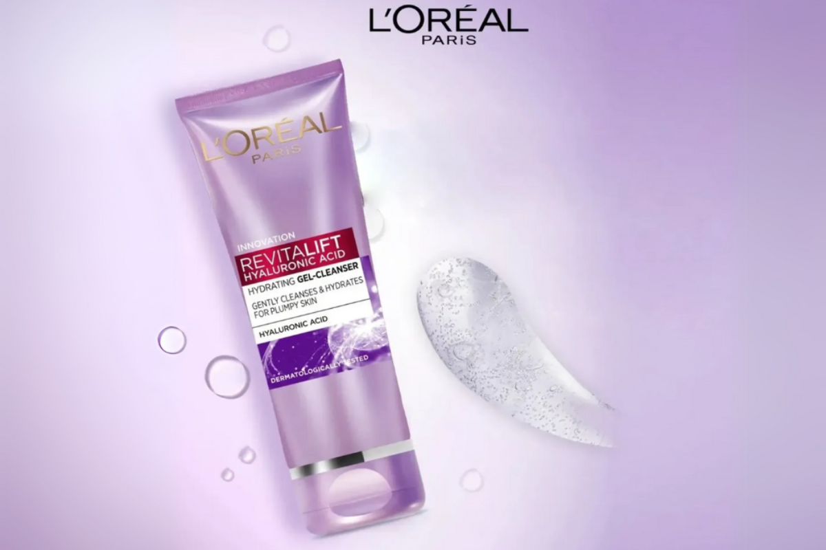 Sữa rửa mặt L'Oreal Paris Revitalift Hyaluronic Acid kết cấu gel lỏng tạo bọt mịn, nhẹ nhàng