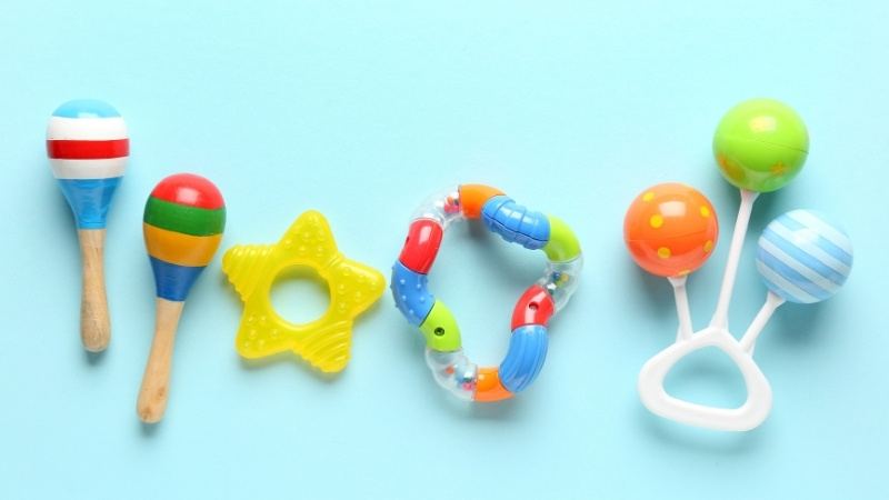 Chọn xúc xắc theo độ tuổi như 0 - 6 tháng màu tương phản, lớn hơn dùng loại gặm nướu, mua theo set