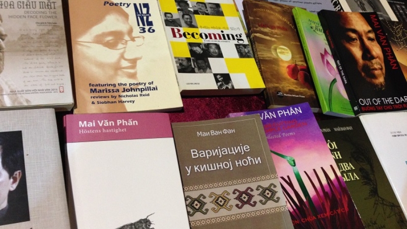 S&aacute;ch Poetry mang đến những vần thơ gi&agrave;u cảm x&uacute;c v&agrave; chiều s&acirc;u.