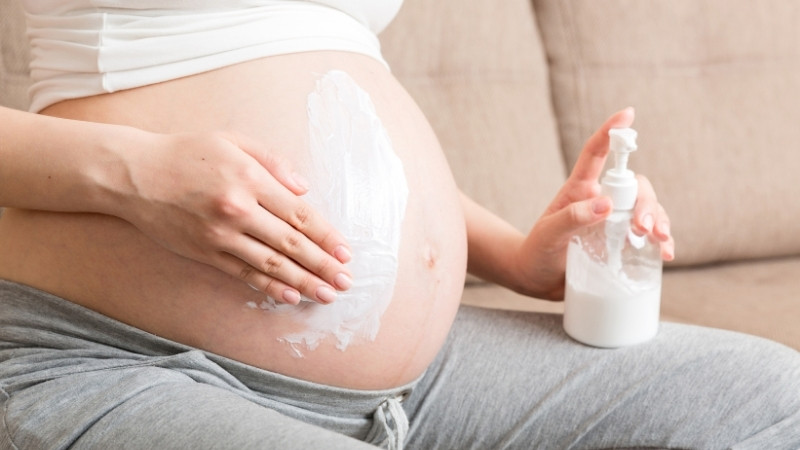 X&oacute;a mờ vết rạn cũ, ngăn ngừa rạn mới v&agrave; nu&ocirc;i dưỡng l&agrave;n da cơ thể săn chắc, đều m&agrave;u hơn