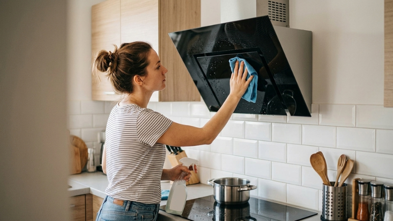 Vệ sinh m&aacute;y h&uacute;t m&ugrave;i k&iacute;nh v&aacute;t thường xuy&ecirc;n để m&aacute;y lu&ocirc;n sạch v&agrave; hoạt động tốt