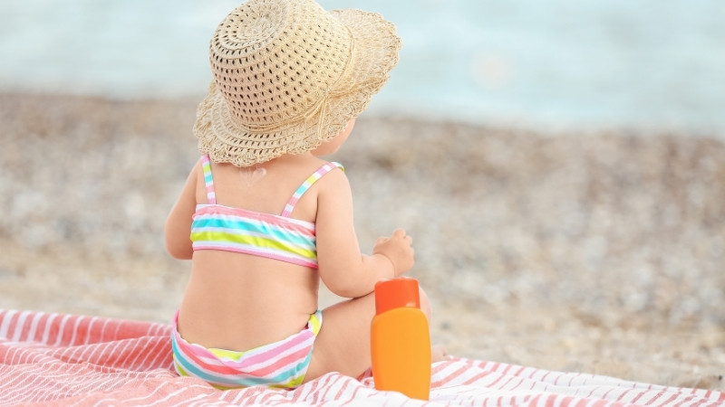 Chọn chống nắng cho b&eacute; cần ưu ti&ecirc;n kem vật l&yacute;, SPF 30&ndash;50, kh&ocirc;ng cồn v&agrave; ph&ugrave; hợp độ tuổi
