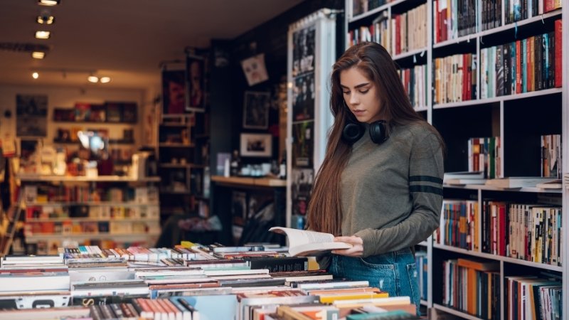 X&aacute;c định mục đ&iacute;ch, chọn s&aacute;ch luật cập nhật từ NXB uy t&iacute;n v&agrave; tham khảo đ&aacute;nh gi&aacute; trước khi mua