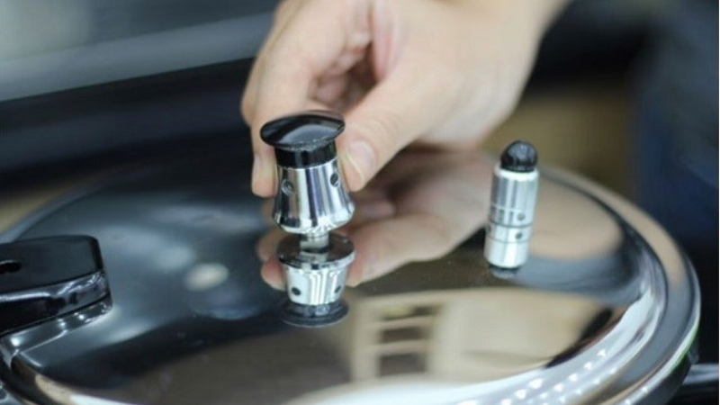 Việc bảo trì ron cao su và van xả giúp nồi áp suất điện luôn hoạt động ổn định