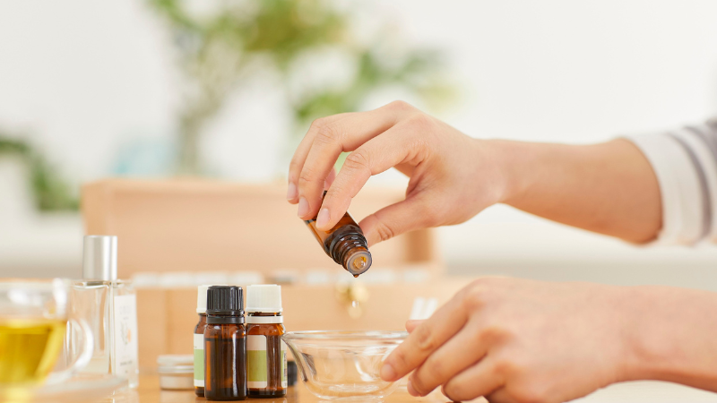 Dầu tr&agrave;m kết hợp chăm s&oacute;c b&eacute; hằng ng&agrave;y