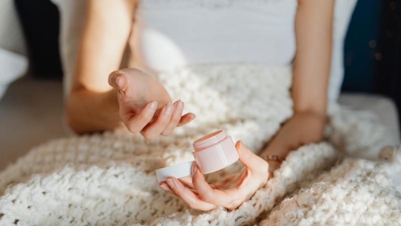 Ki&ecirc;n tr&igrave; d&ugrave;ng h&agrave;ng ng&agrave;y tr&ecirc;n da ẩm, kết hợp massage nhẹ nh&agrave;ng v&agrave; tẩy tế b&agrave;o chết định kỳ