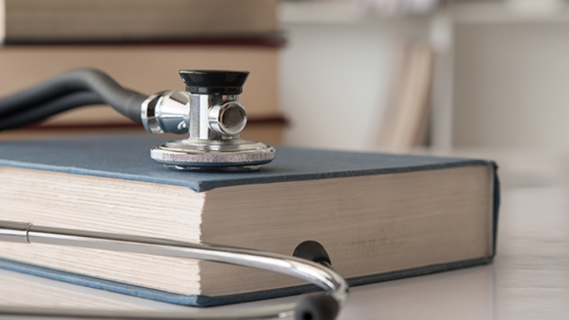 Chọn đ&uacute;ng t&agrave;i liệu chuy&ecirc;n ng&agrave;nh để x&acirc;y dựng nền tảng y khoa vững chắc