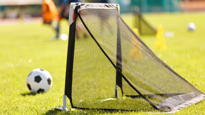 Khung th&agrave;nh b&oacute;ng đ&aacute; mini gi&uacute;p b&eacute; r&egrave;n luyện sự kh&eacute;o l&eacute;o v&agrave; phối hợp tay mắt