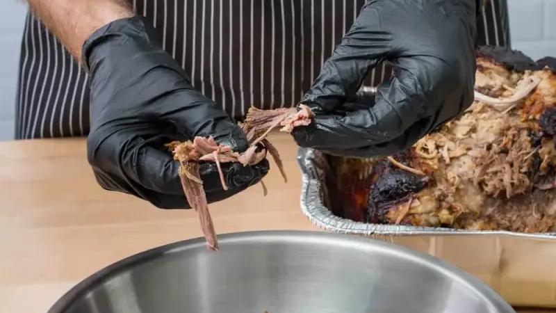 Găng tay nấu nướng gi&uacute;p bảo vệ tay khỏi nhiệt độ cao khi nấu ăn