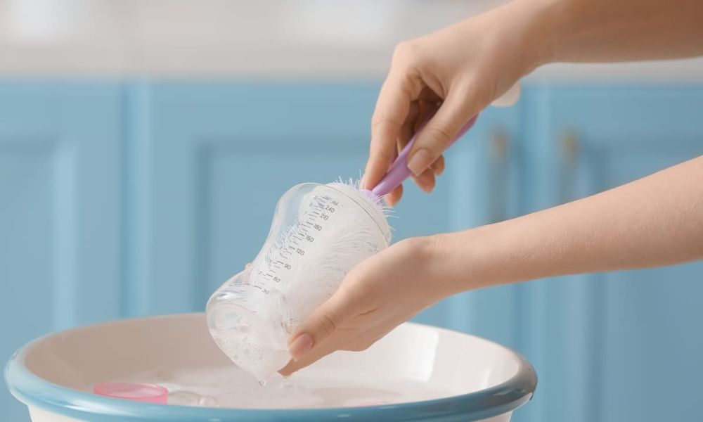 Vệ sinh bình sữa dễ dàng với nước rửa bình sữa