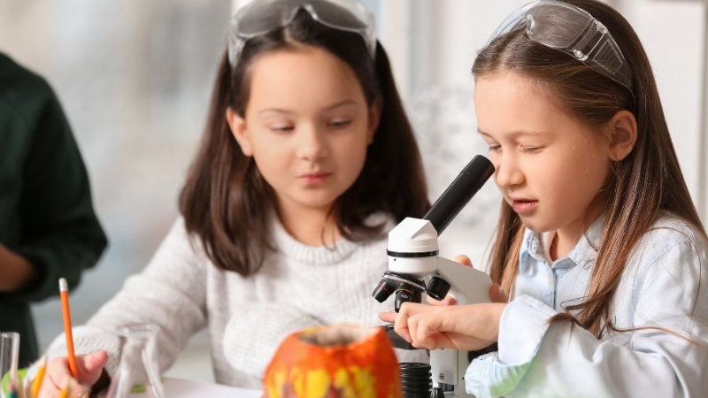 K&iacute;nh hiển vi cho trẻ em gi&uacute;p b&eacute; kh&aacute;m ph&aacute; khoa học