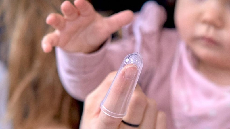 B&eacute; 0 - 1 tuổi n&ecirc;n d&ugrave;ng b&agrave;n chải xỏ ng&oacute;n hoặc silicon mềm để l&agrave;m sạch sữa v&agrave; massage nướu