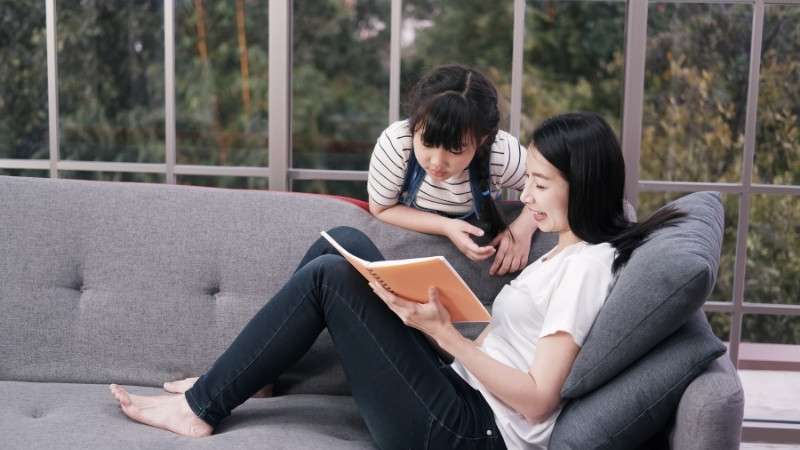 Chọn s&aacute;ch đ&uacute;ng tuổi, uy t&iacute;n, đọc c&ugrave;ng con v&agrave; t&ocirc;n trọng sở th&iacute;ch của trẻ