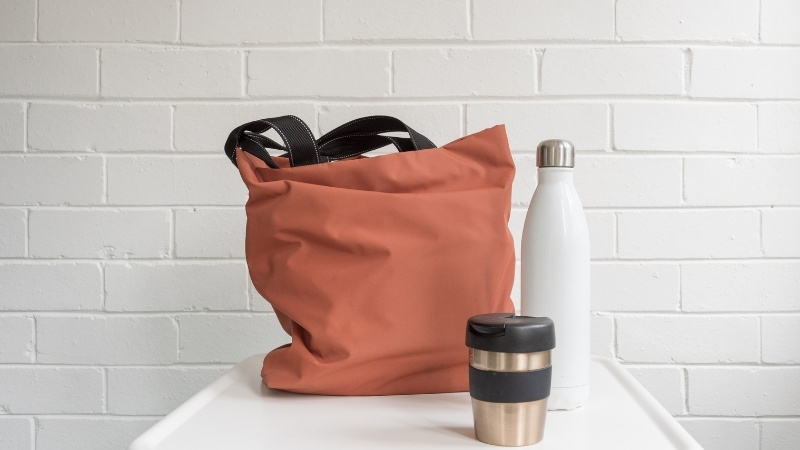 Chọn t&uacute;i giữ nhiệt l&oacute;t bạc c&aacute;ch nhiệt tốt, size vừa b&igrave;nh, h&atilde;ng uy t&iacute;n, quai x&aacute;ch linh hoạt