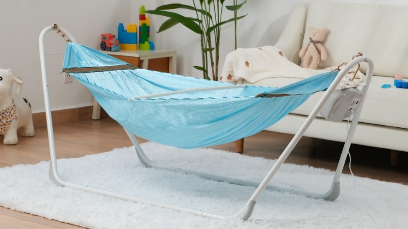 Chọn võng cho bé có khung chắc, lưới thoáng, kích thước chuẩn và thương hiệu uy tín