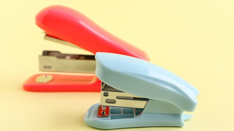 Sử dụng đ&uacute;ng k&iacute;ch cỡ kim bấm v&agrave; bảo tr&igrave; định kỳ gi&uacute;p k&eacute;o d&agrave;i tuổi thọ thiết bị