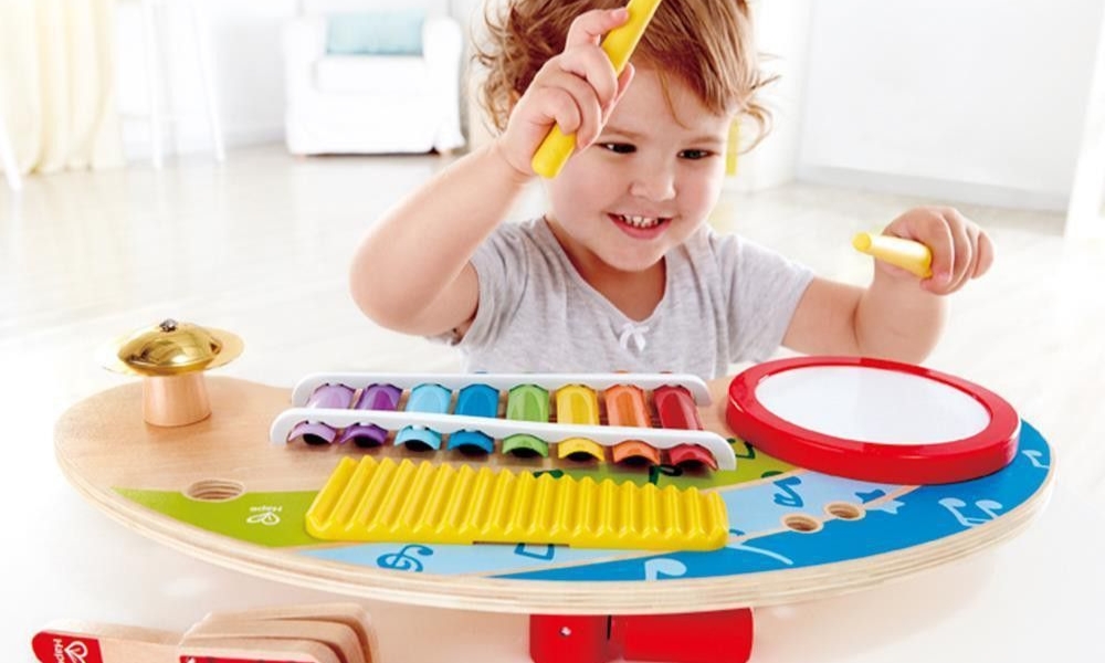 Nhạc cụ là đồ chơi phát triển trí tuệ cho trẻ 2 tuổi nên mua