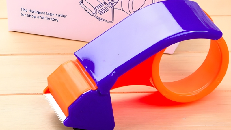 Cắt băng keo cầm tay gi&uacute;p thao t&aacute;c nhanh ch&oacute;ng v&agrave; tiện lợi