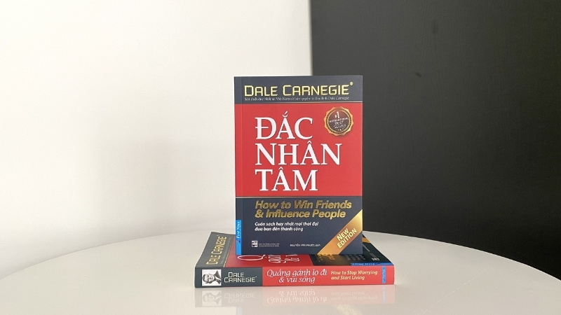 N&ecirc;n đọc Dale Carnegie, Larry King, Allan Pease c&ugrave;ng c&aacute;c s&aacute;ch kinh điển như Đắc Nh&acirc;n T&acirc;m
