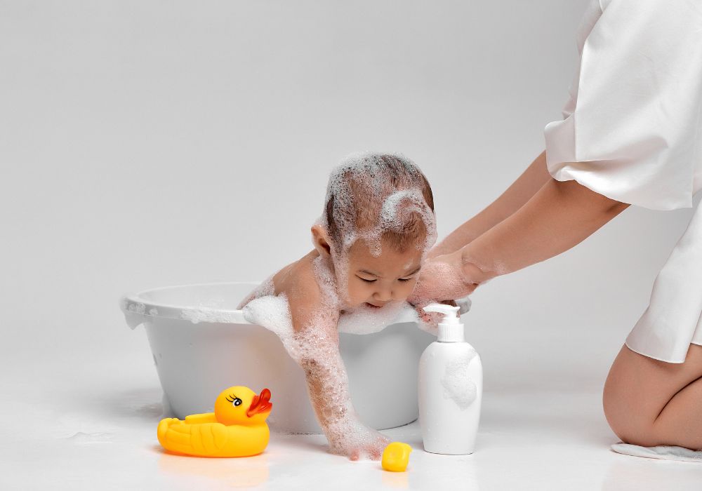 Sữa tắm gội gi&uacute;p b&eacute; được l&agrave;m sạch nhẹ nh&agrave;ng
