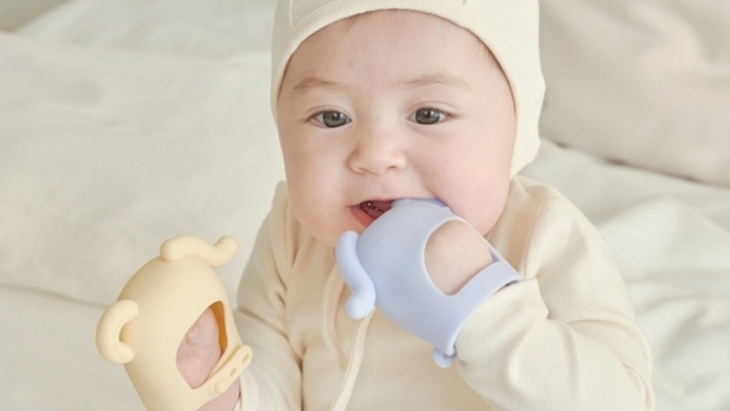 Chọn ngậm nướu an to&agrave;n cần chất liệu chuẩn, thiết kế vừa miệng, dễ tiệt tr&ugrave;ng v&agrave; từ thương hiệu uy t&iacute;n