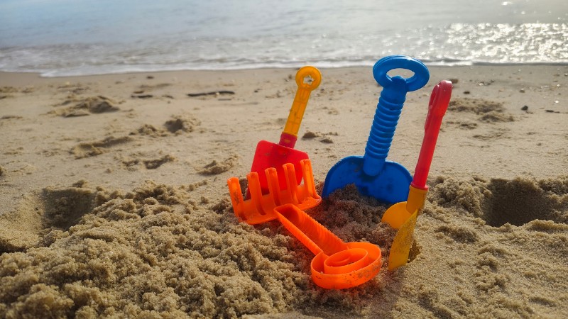 Bộ đồ chơi x&uacute;c c&aacute;t gi&uacute;p b&eacute; s&aacute;ng tạo v&agrave; vận động tinh khi chơi biển