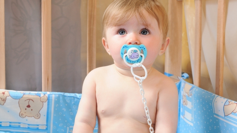 Chọn n&uacute;m ti đ&uacute;ng size tuổi, mềm ph&ugrave; hợp, h&atilde;ng uy t&iacute;n, an to&agrave;n BPA, chịu nhiệt tốt cho b&eacute;