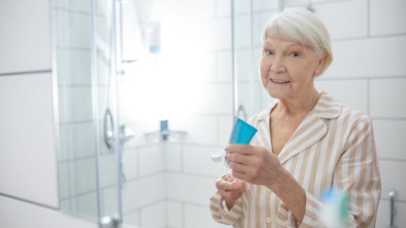 Dụng cụ hỗ trợ phòng tắm cho người già an toàn và tự tin di chuyển