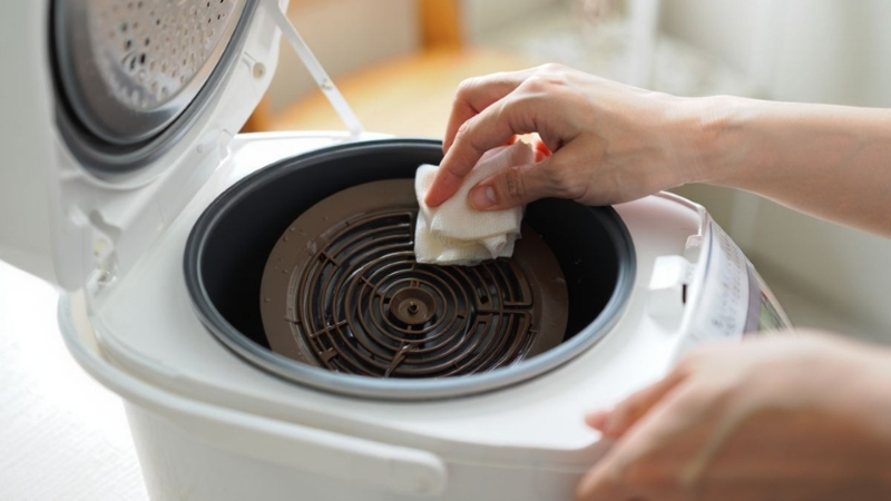 Vệ sinh c&aacute;c linh kiện định kỳ gi&uacute;p nồi cơm lu&ocirc;n sạch sẽ v&agrave; kh&ocirc;ng &aacute;m m&ugrave;i