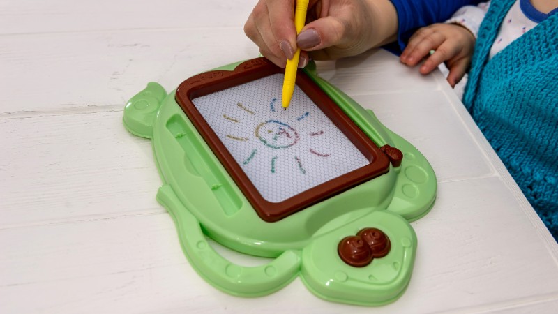 Bảng vẽ từ t&iacute;nh gi&uacute;p b&eacute; thỏa sức vẽ m&agrave; kh&ocirc;ng lo bẩn quần &aacute;o