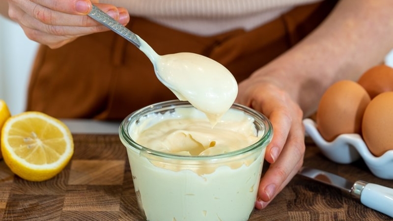 Mayonnaise sánh mịn, vị chua nhẹ hài hòa, dễ ăn
