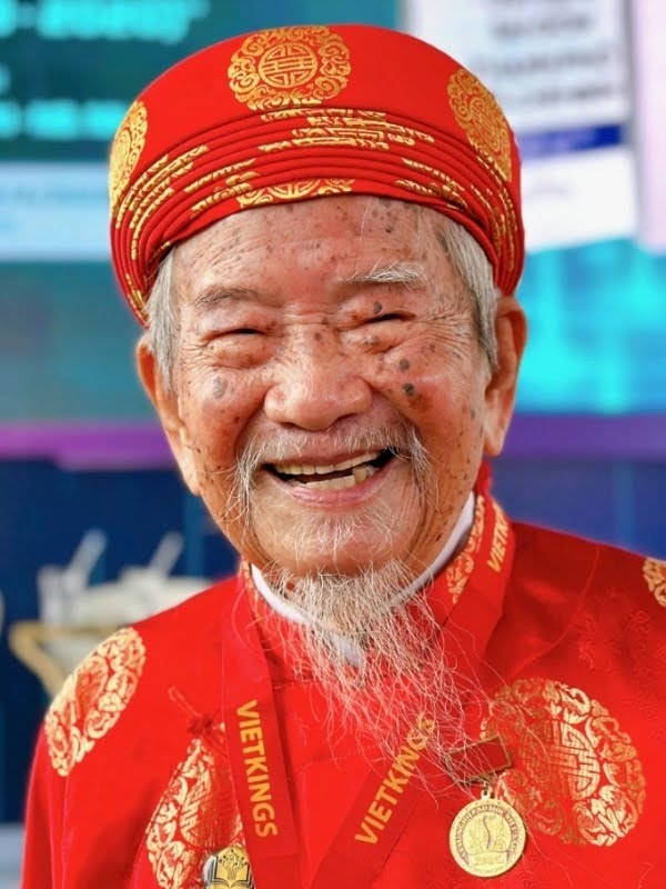 t&aacute;c giả Nguyễn Đ&igrave;nh Tư